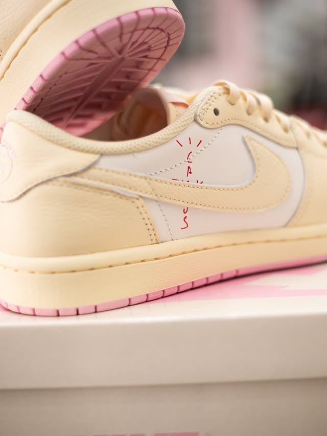 Jordan 1 Retro Low OG SP Travis Scott Shy Pink