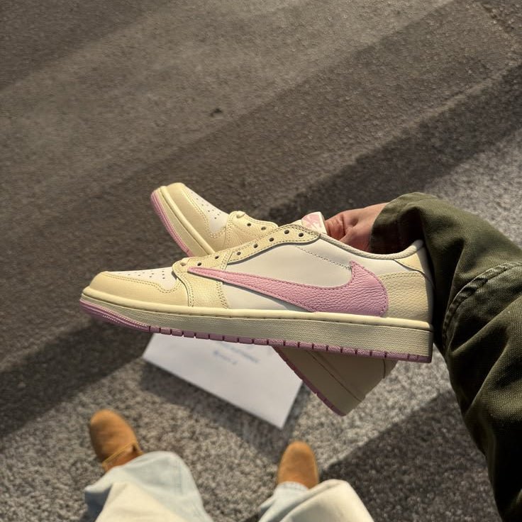 Jordan 1 Retro Low OG SP Travis Scott Shy Pink