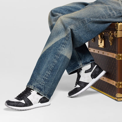 Sneaker Run Away - #1